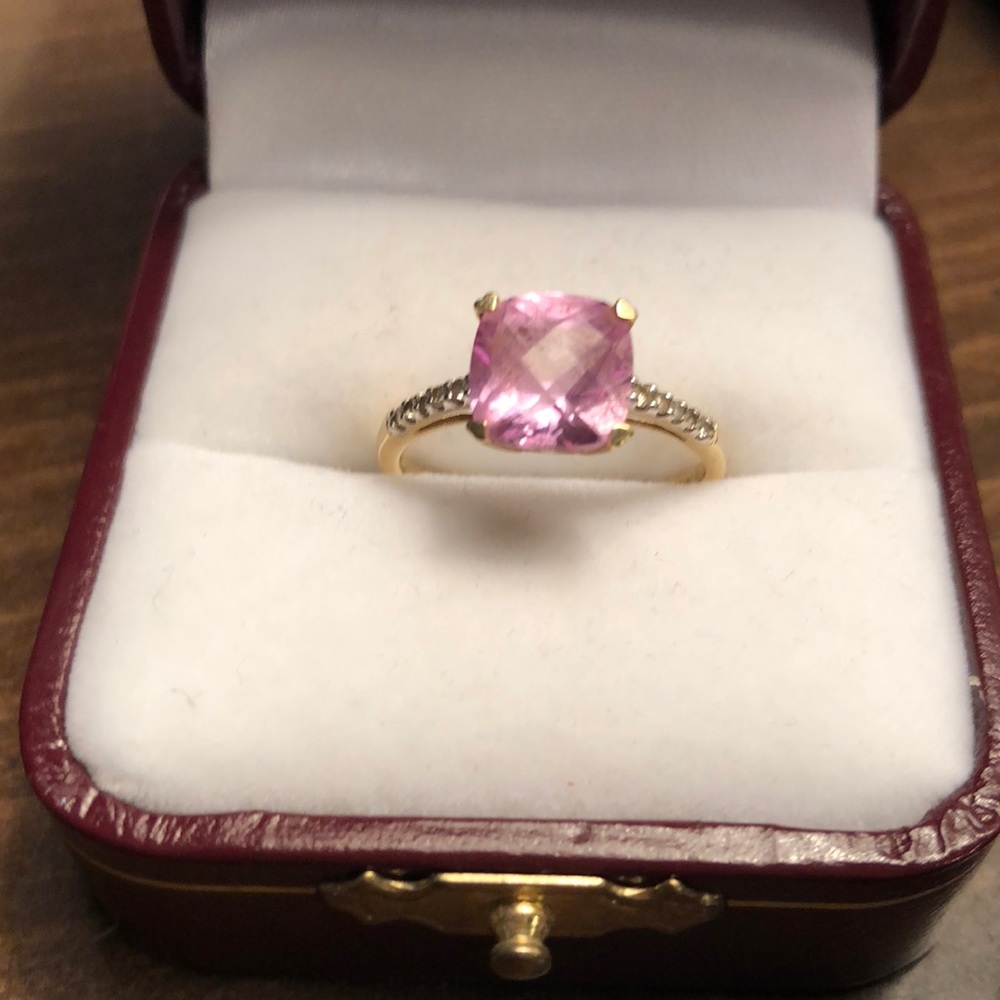 Pink quartz & diamond ring: 14K gold band.